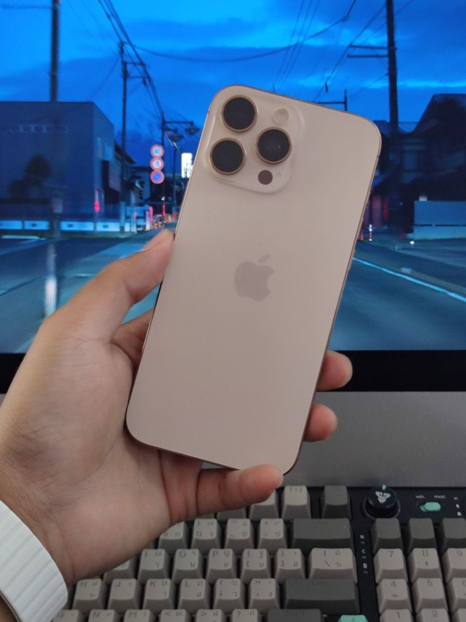 iPhone 16 Pro Max 512 GB Desert Titanium • PH335