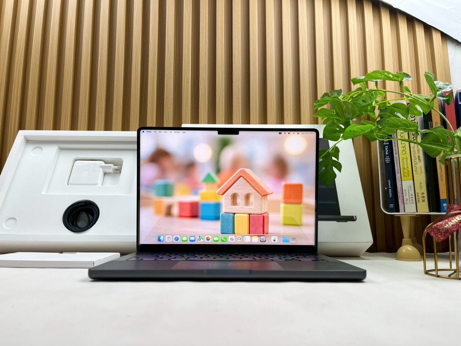 MacBook Pro 14-inch, 2025 (M5)