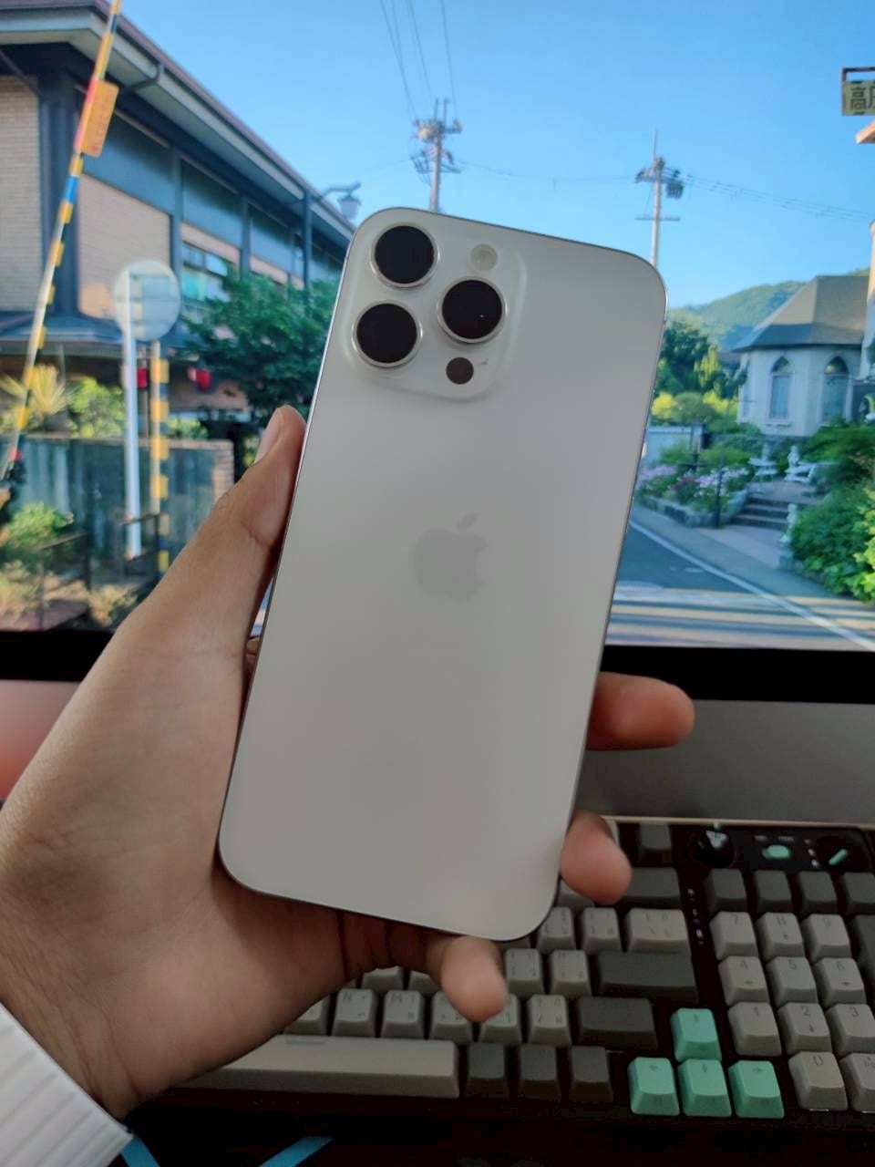iPhone 16 Pro Max (2024) 512GB White Titanium • PE159