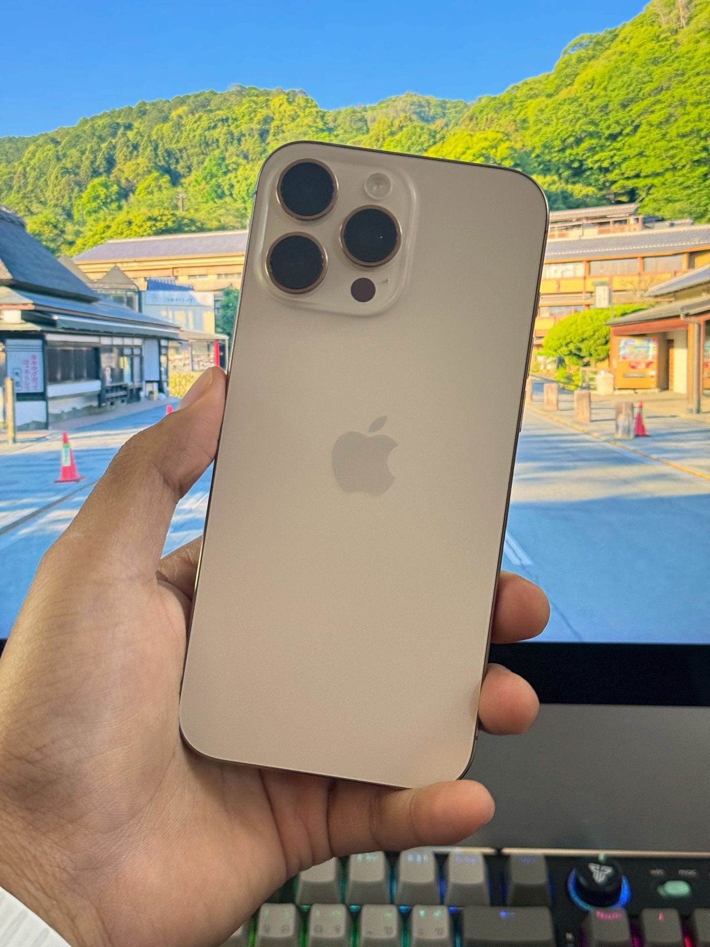 iPhone 16 Pro Max (2024) 512GB Desert Titanium • PE160