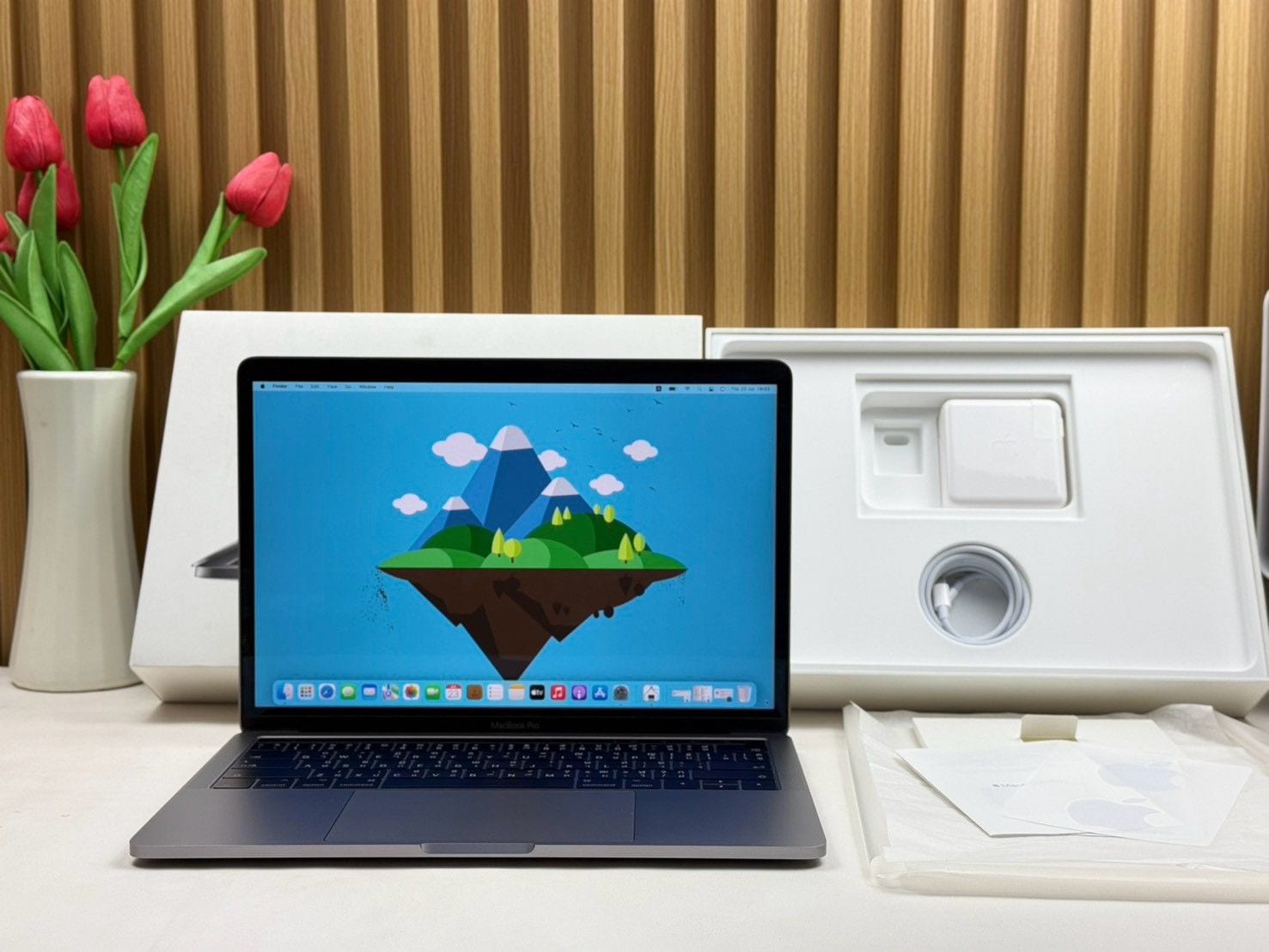 MacBook Pro 13-inch, Late 2016, Four Thunderbolt 3 ports (Touch Bar)