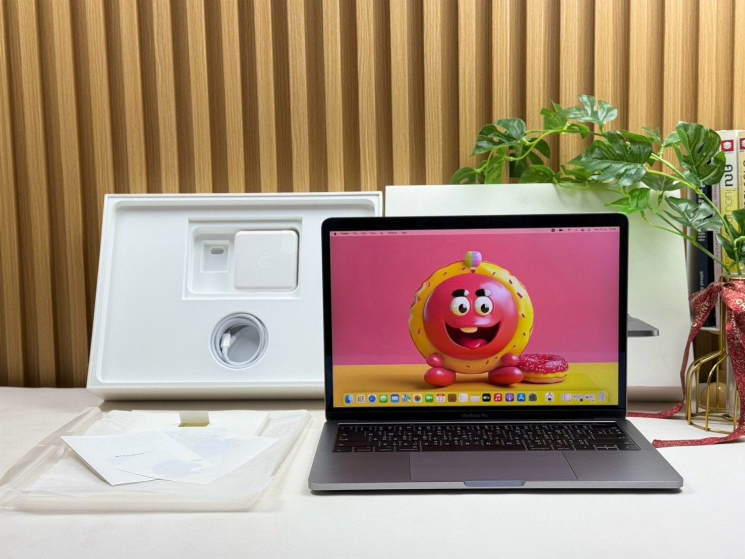 MacBook Pro 13-inch, Late 2016, Four Thunderbolt 3 ports (Touch Bar)