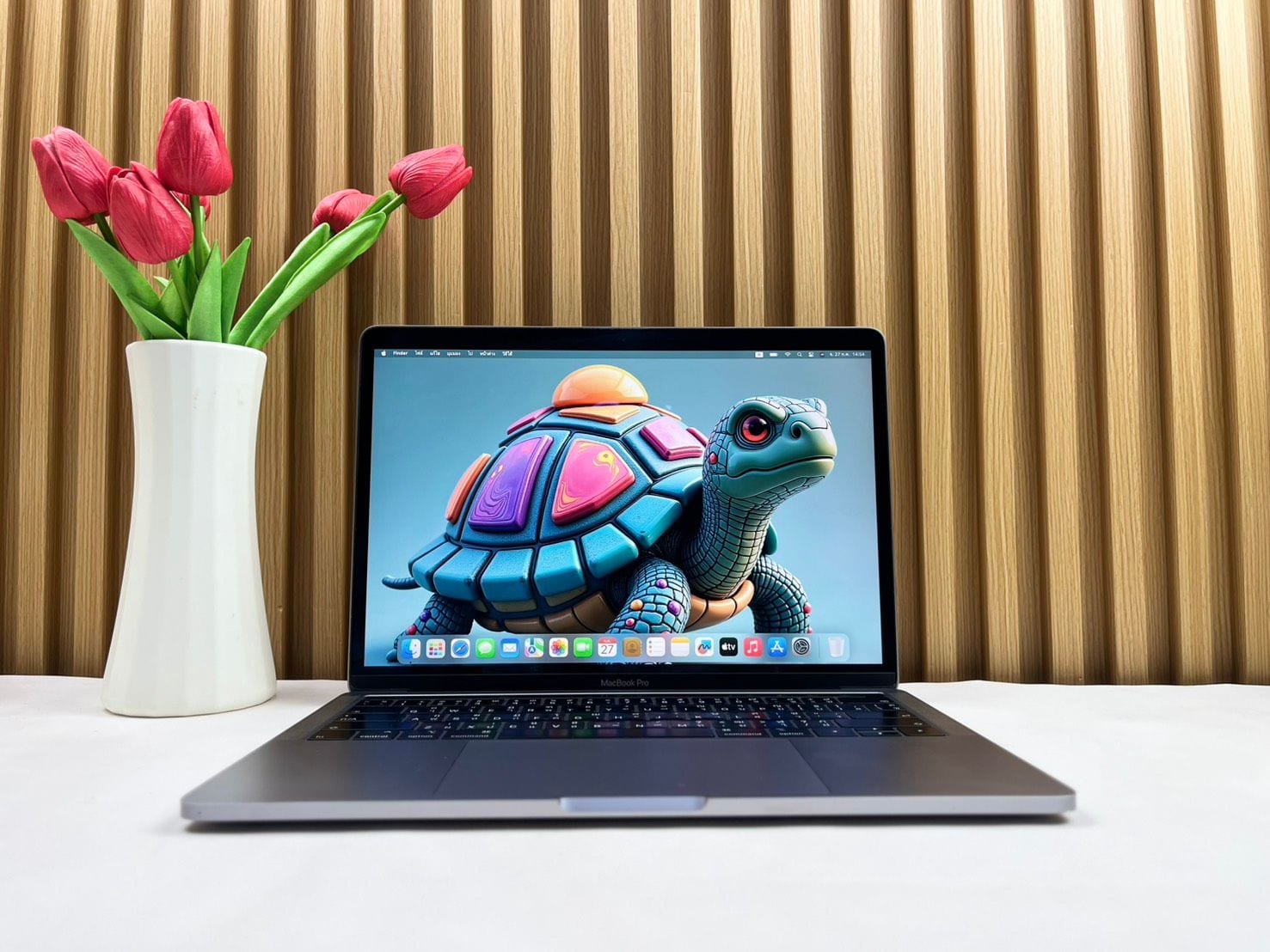 MacBook Pro 13-inch, 2019, Four Thunderbolt 3 ports (Touch Bar)