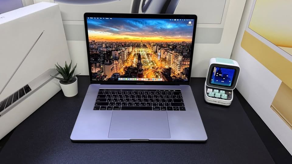 MacBook Pro 15-inch, 2019, Four Thunderbolt 3 ports (Touch Bar)
