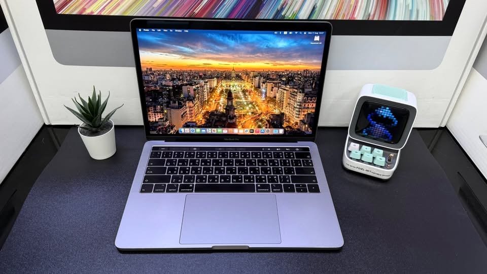 MacBook Pro 13-inch, 2017, Four Thunderbolt 3 ports (Touch Bar)